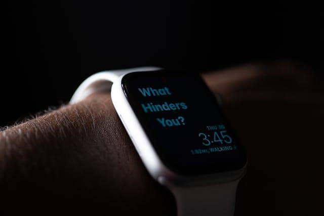 ilustrasi pria memakai smartwatch 