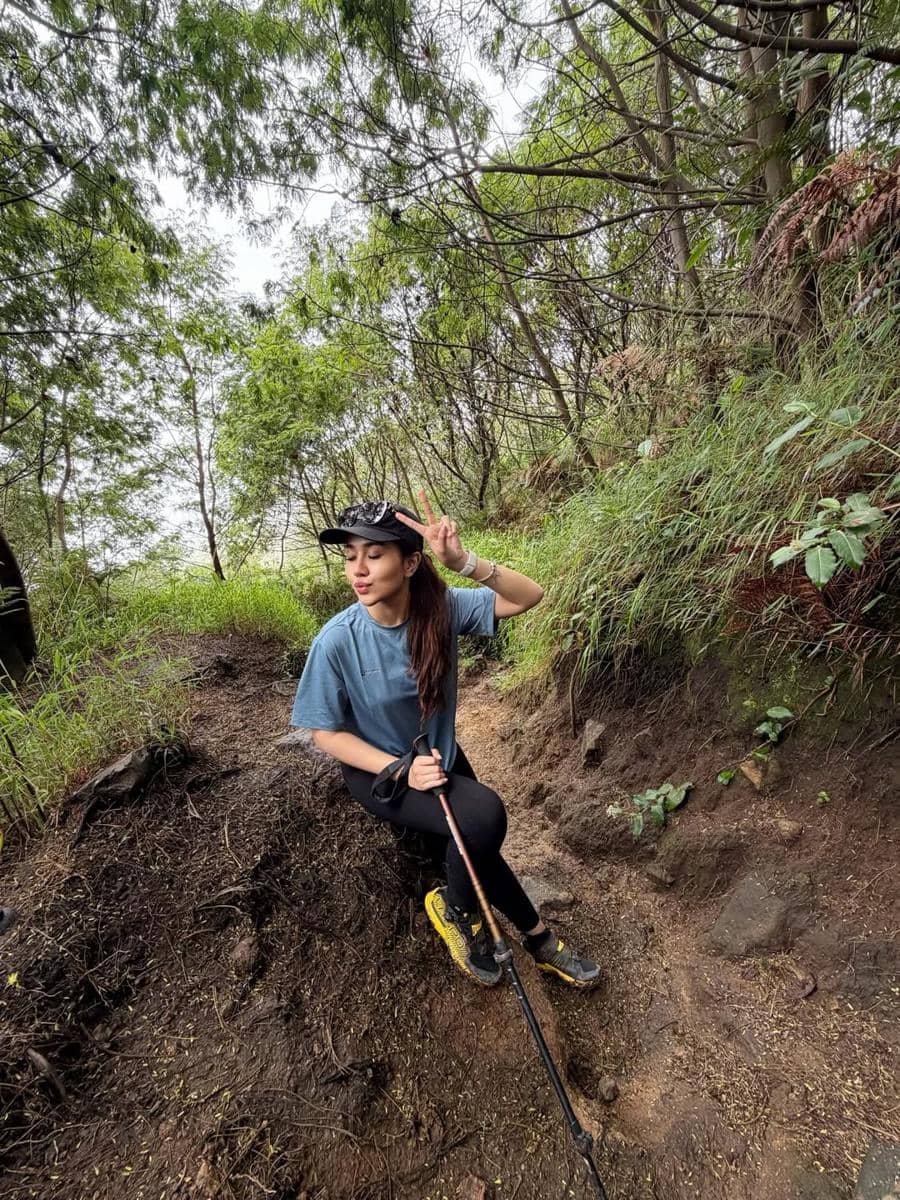 Mayang Lucyana hiking ke Gunung Sumbing