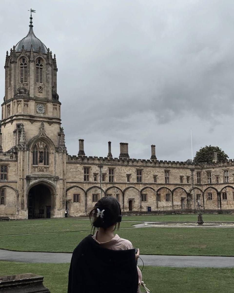 Yasmin Napper saat berkeliling Christ Church College