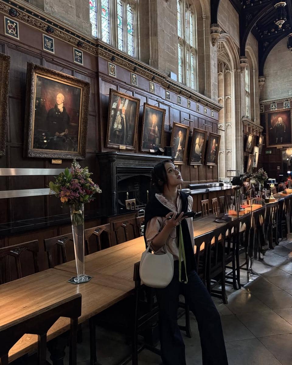 Yasmin Napper saat berkeliling Christ Church College