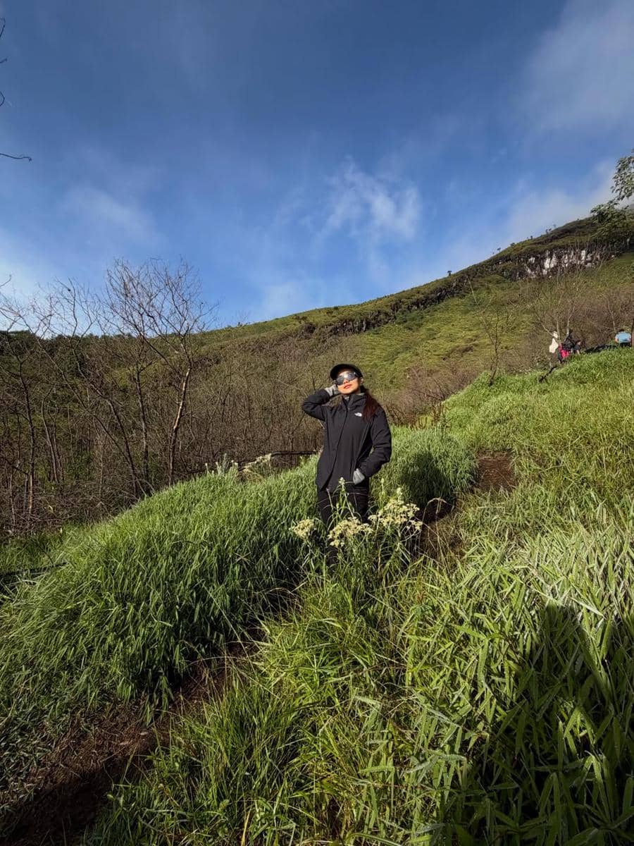 Mayang Lucyana hiking ke Gunung Sumbing