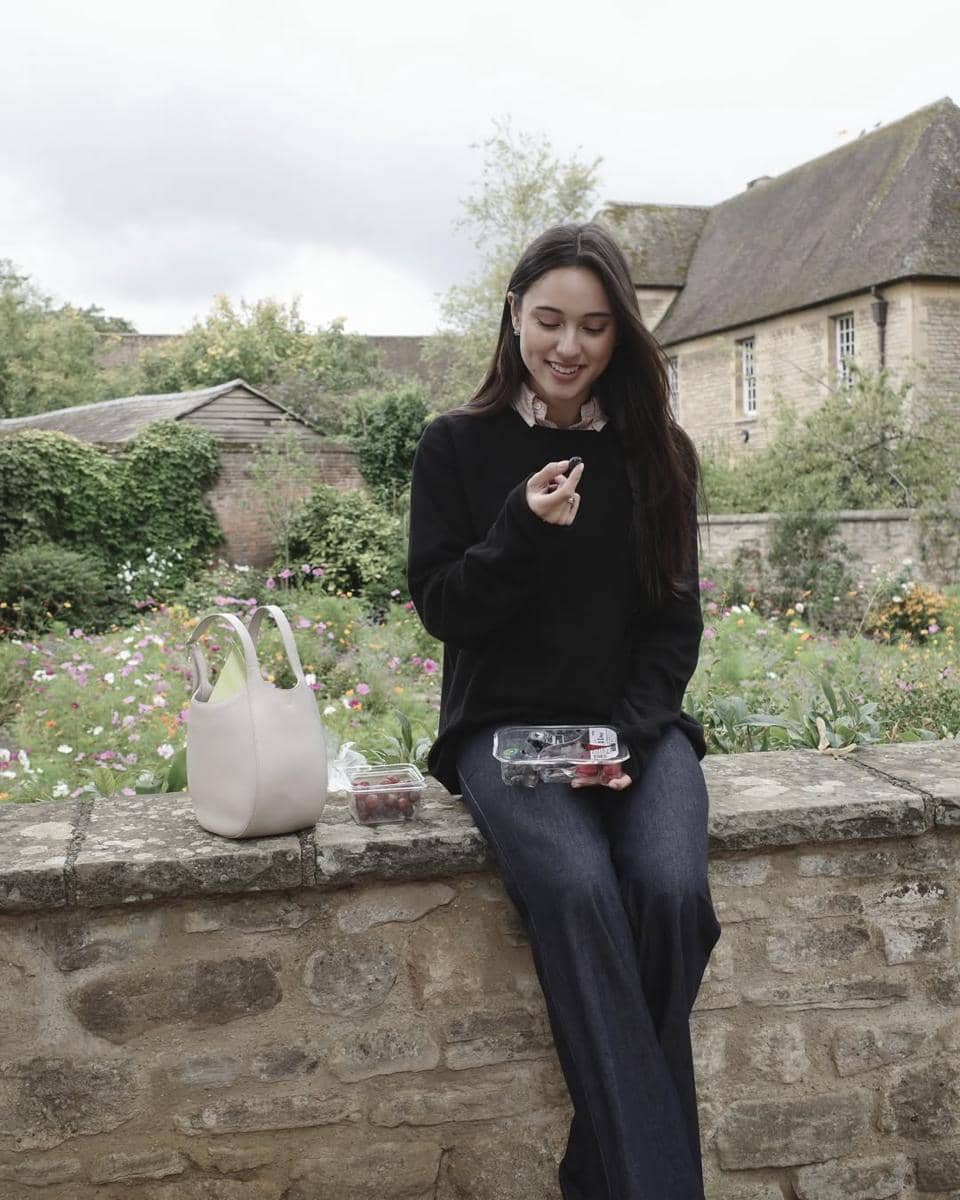 Yasmin Napper saat berkeliling Christ Church College