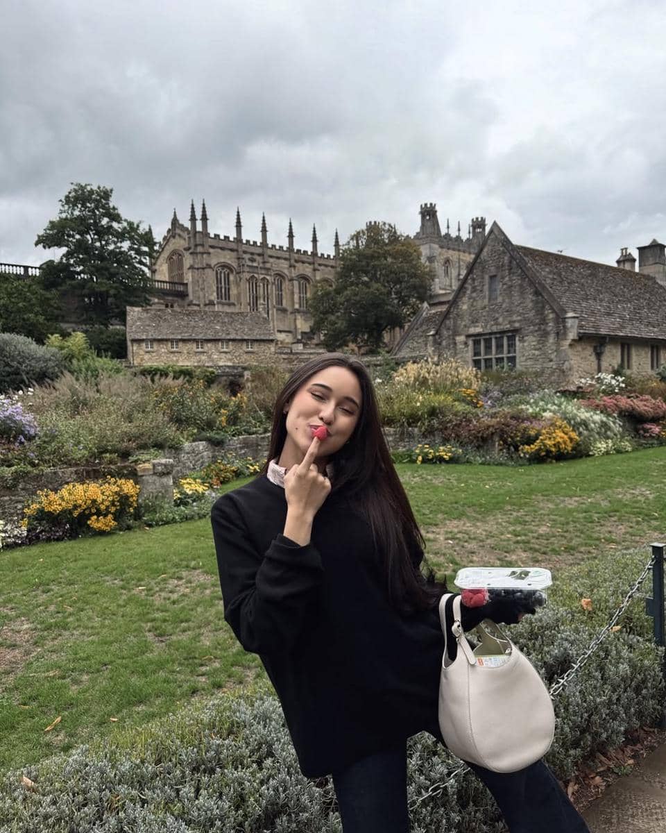 Yasmin Napper saat berkeliling Christ Church College