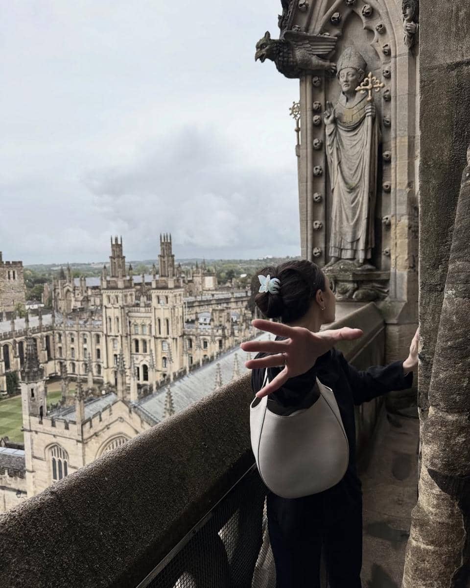 Yasmin Napper saat berkeliling Christ Church College