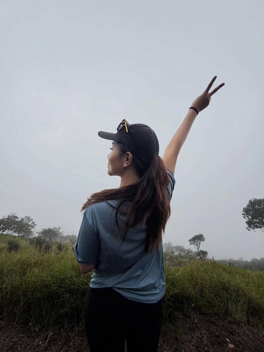 Mayang Lucyana hiking ke Gunung Sumbing
