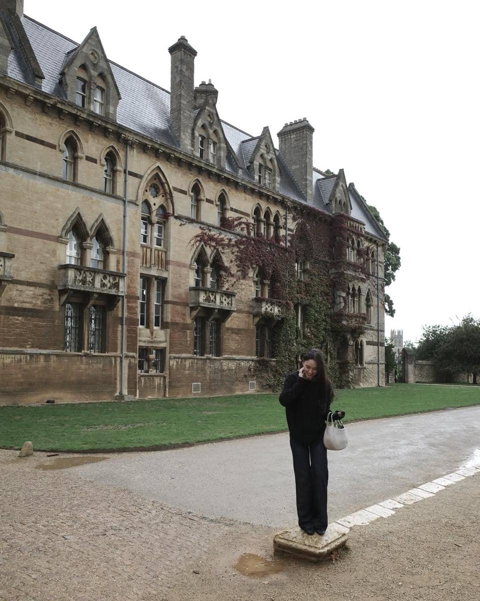 Yasmin Napper saat berkeliling Christ Church College