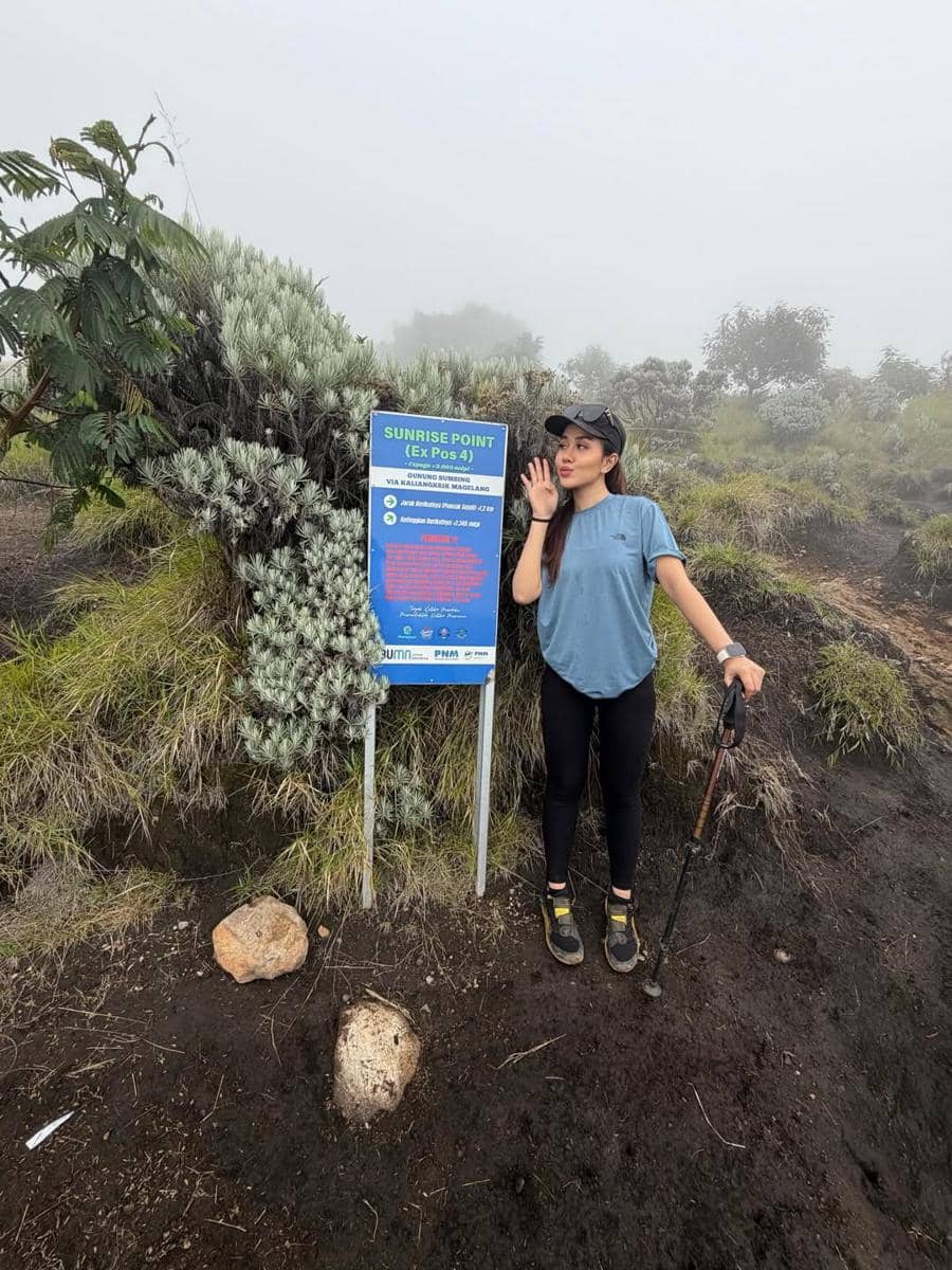 Mayang Lucyana hiking ke Gunung Sumbing