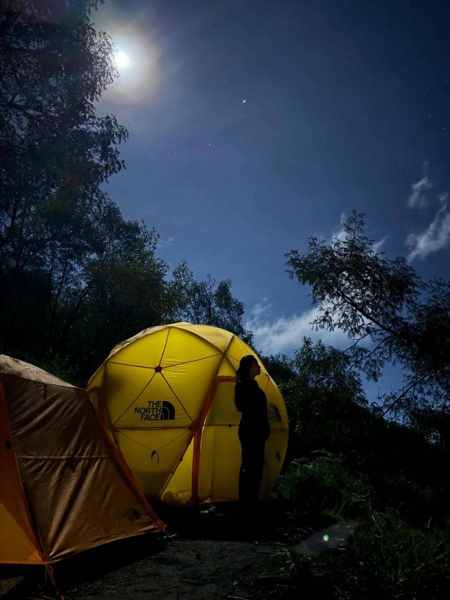 Mayang Lucyana hiking ke Gunung Sumbing