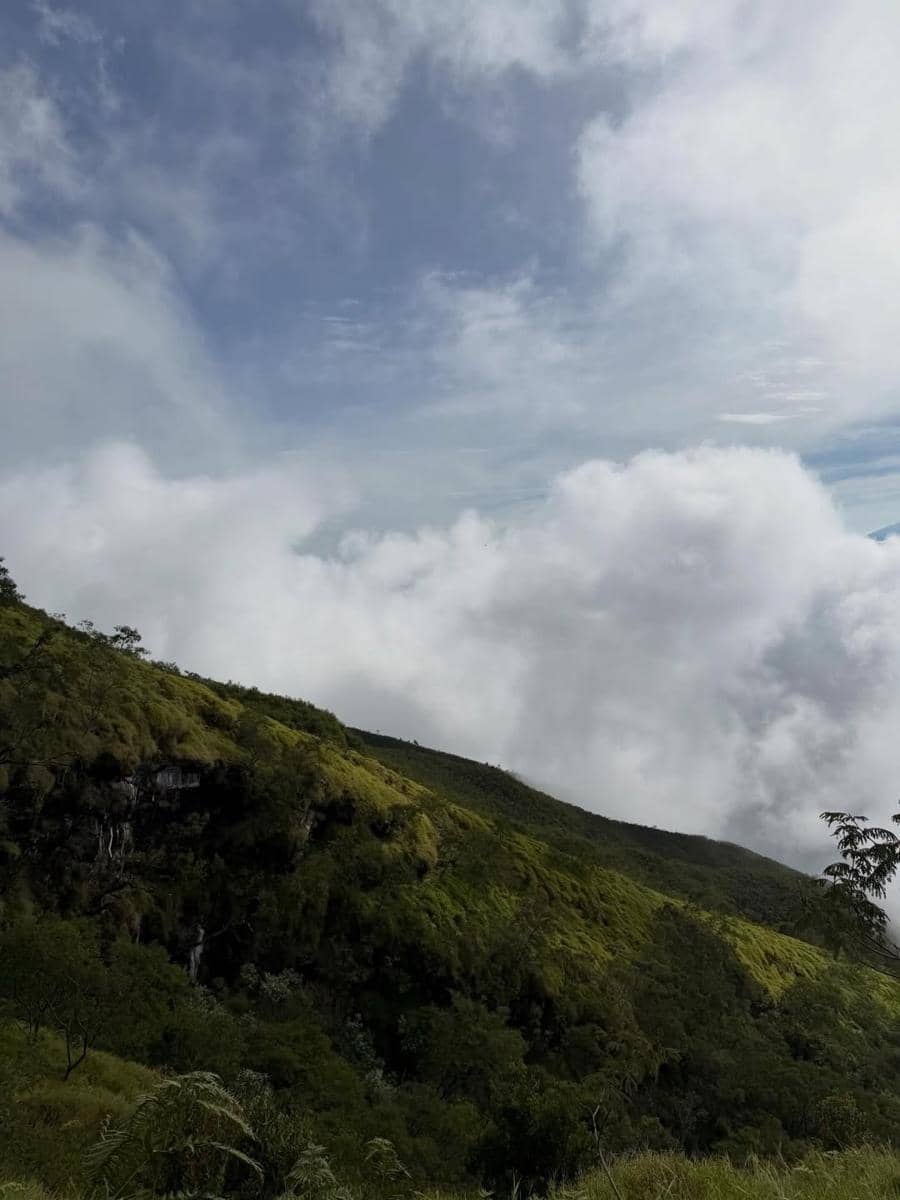 Mayang Lucyana hiking ke Gunung Sumbing