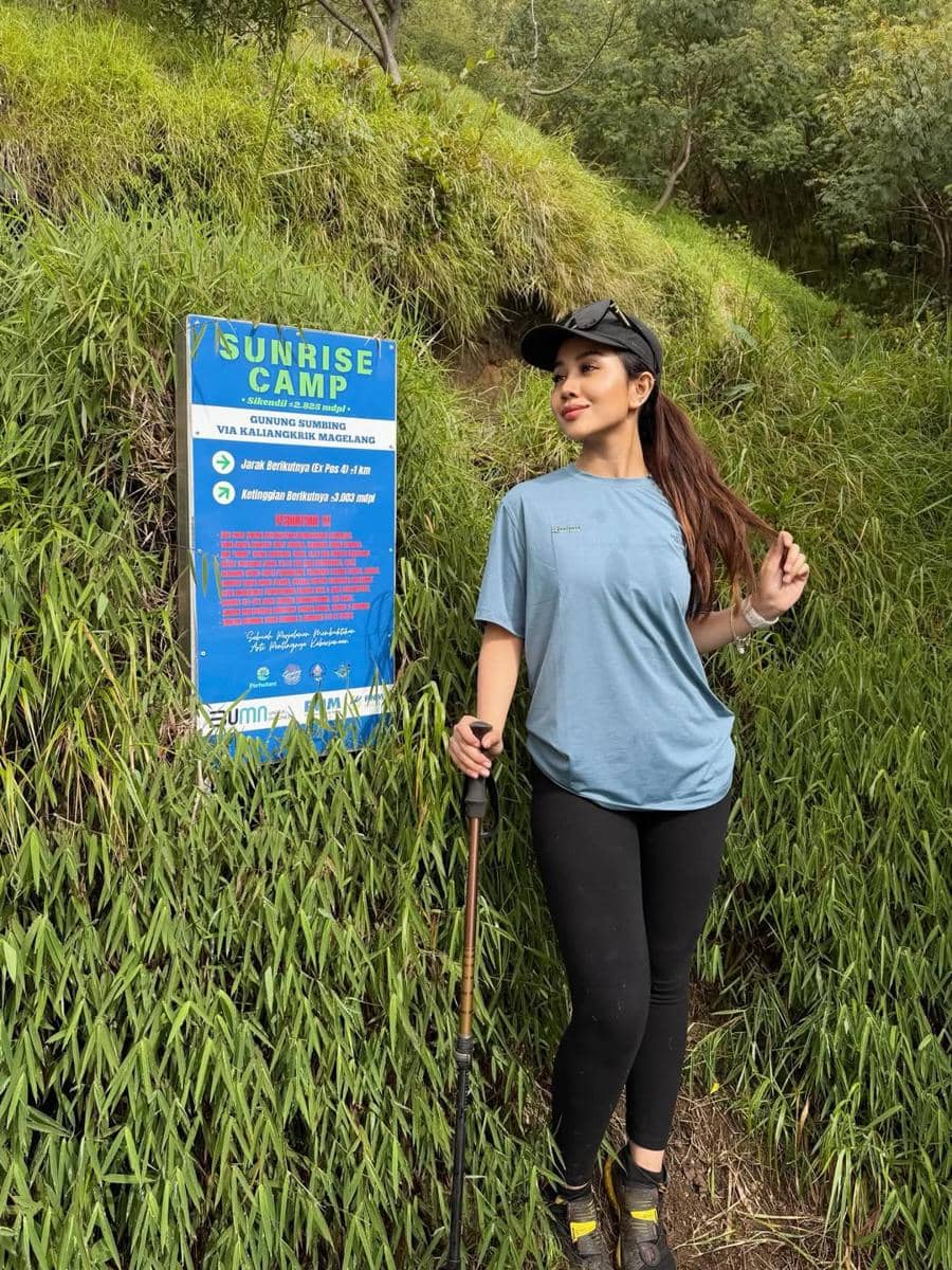Mayang Lucyana hiking ke Gunung Sumbing