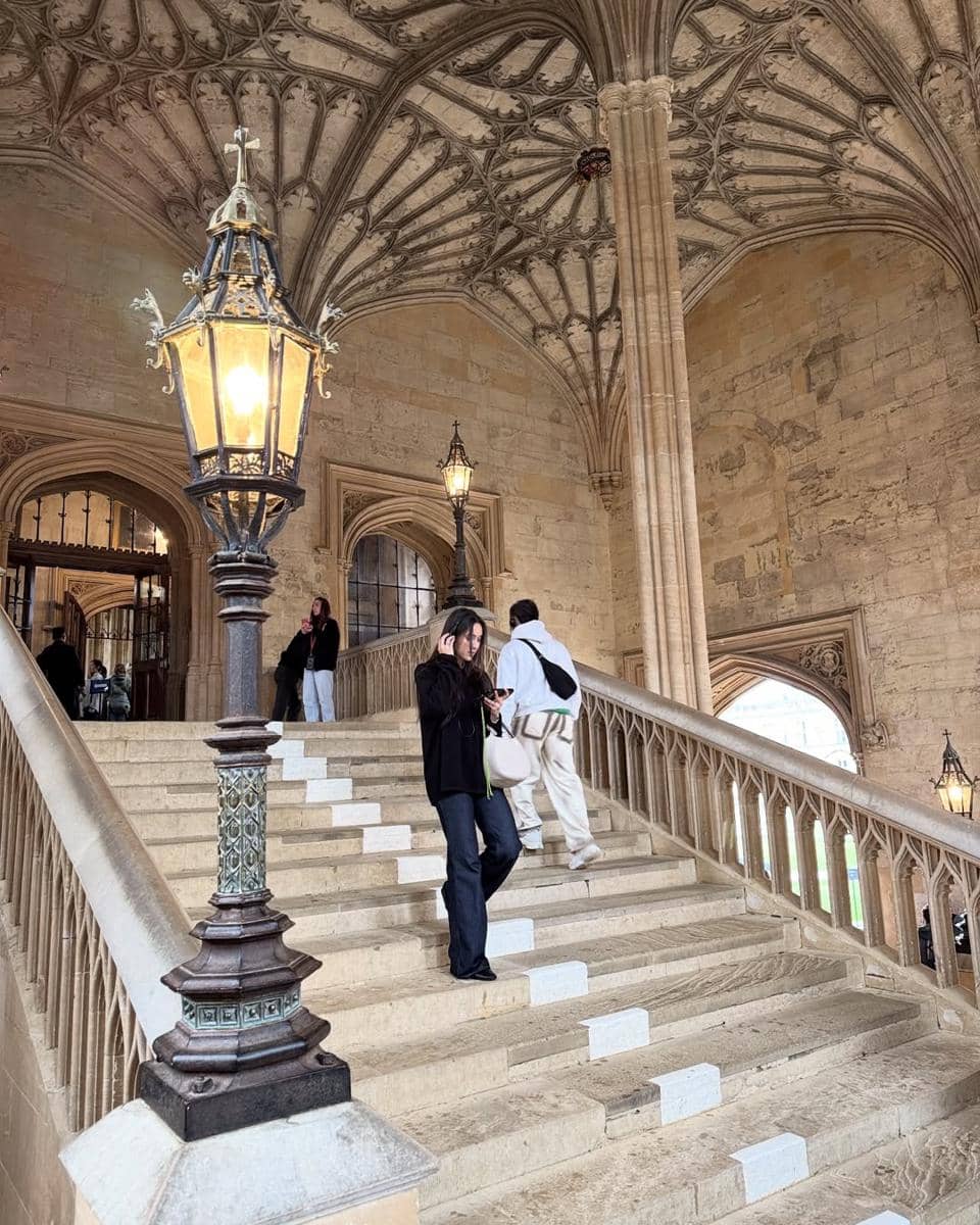 Yasmin Napper saat berkeliling Christ Church College