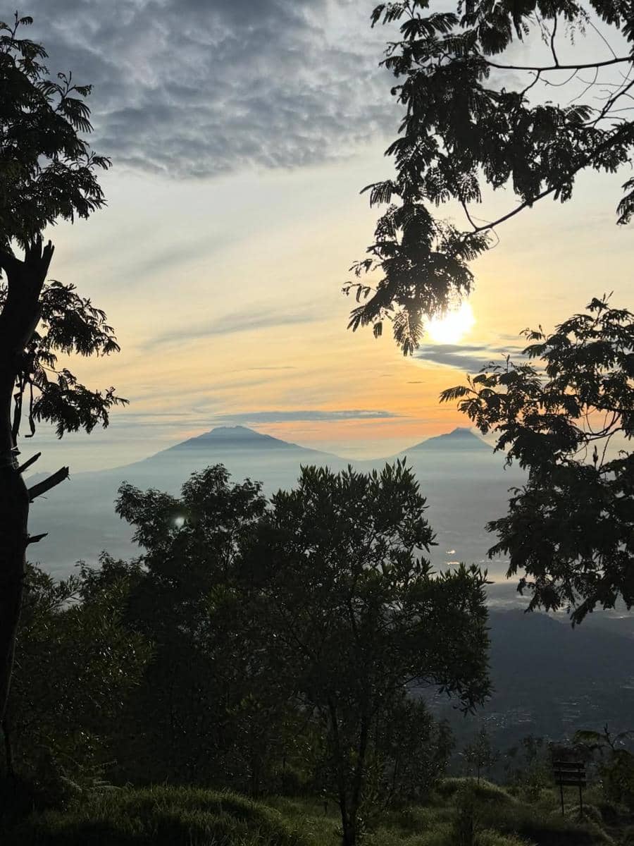 Mayang Lucyana hiking ke Gunung Sumbing