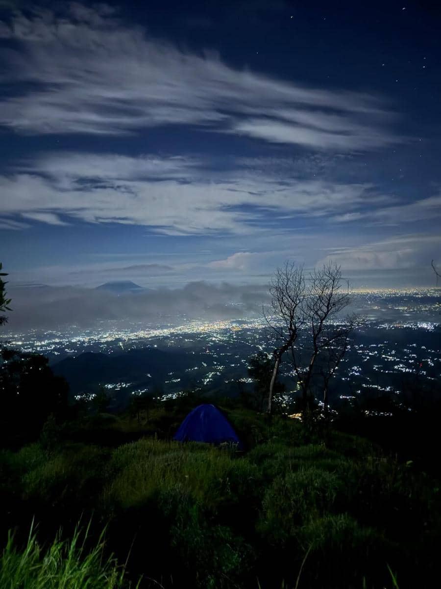 Mayang Lucyana hiking ke Gunung Sumbing