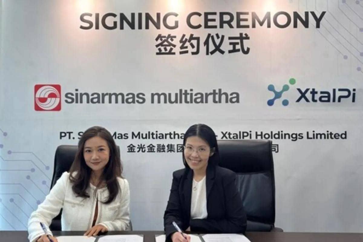 Ruyu Wang, Representative of XtalPi (kiri), dan Lili Wijata, Director of PT Sinar Mas Multiartha Tbk (kanan)