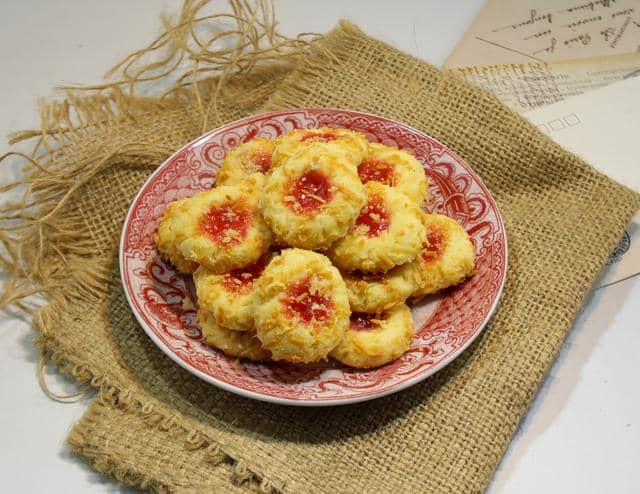 ilustrasi thumbprint cookies 