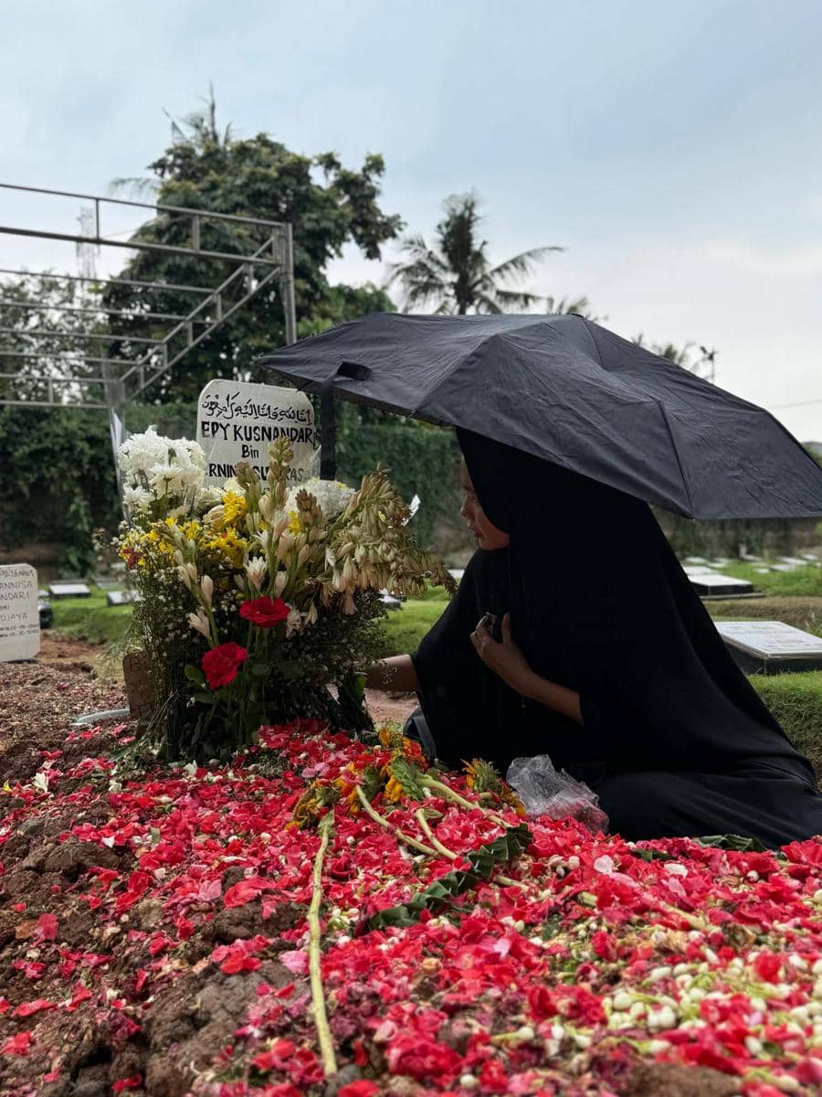 Karina Ranau ziarah ke makam Epy Kusnandar