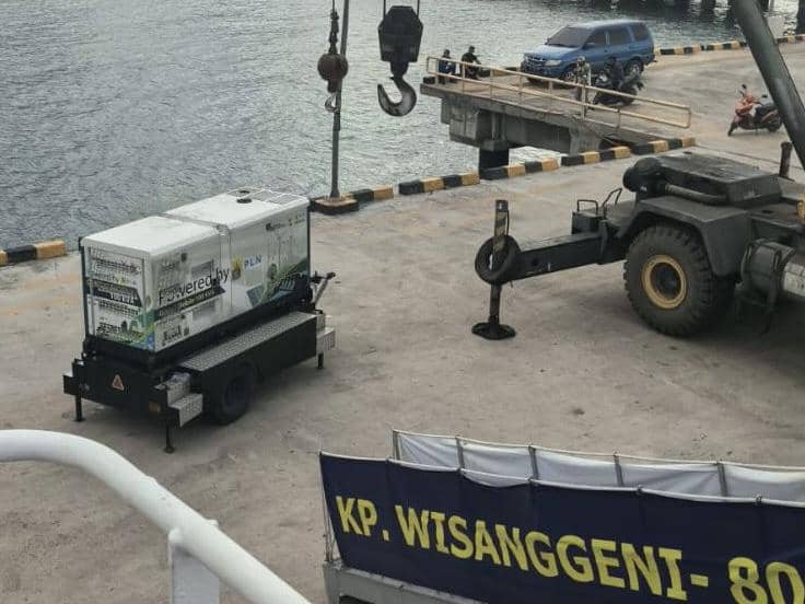 Pengiriman genset PLN berkapasitas 100 ribu watt dari Banda Aceh ke Aceh Tamiang menggunakan KP Wisanggeni. (dok. PLN)
