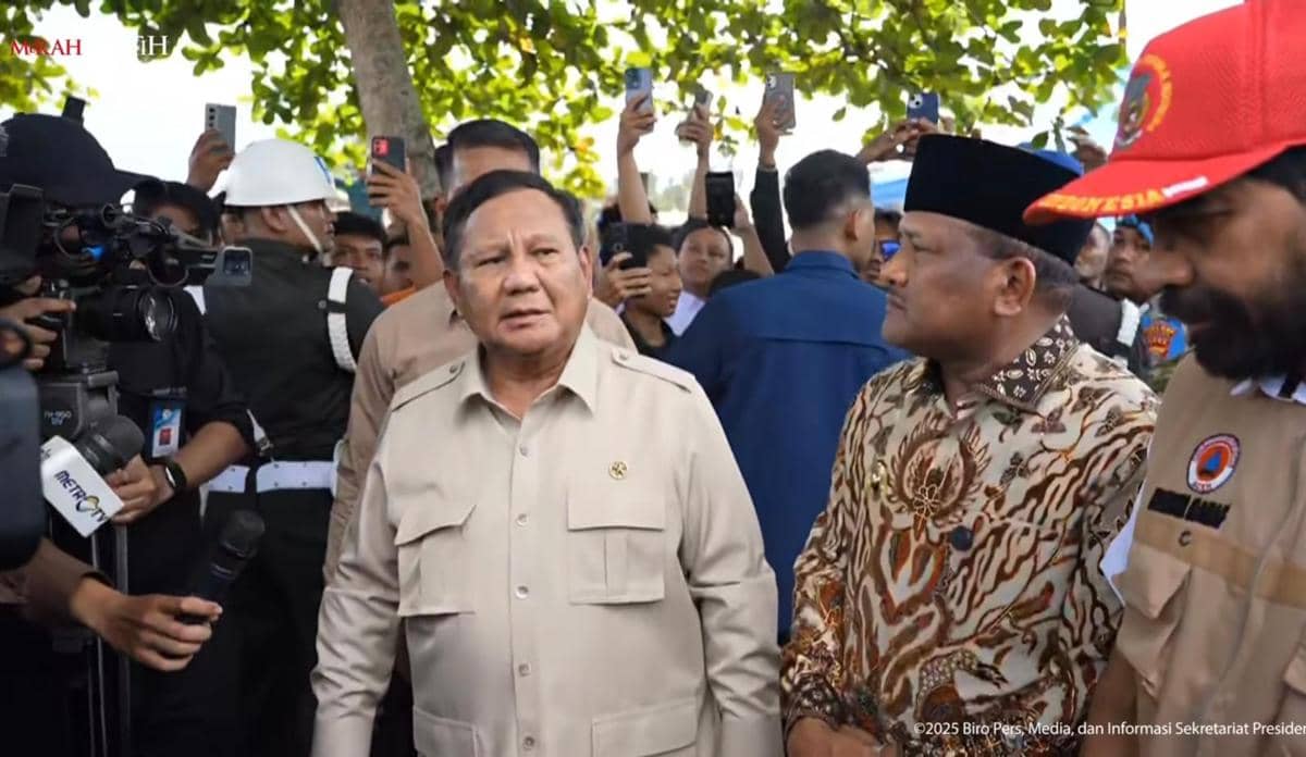 Presiden Prabowo Subianto meninjau pembangunan jembatan bailey yang ada di Desa Teupin Manee, Kabupaten Bireuen, Aceh, Minggu (7/12/2025) (Youtube.com/Sekretariat Presiden)