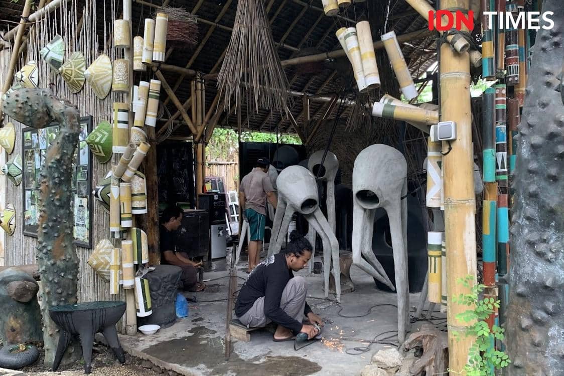 Potret seniman lokal sedang membuat instalasi seni di Art Village di Nuanu Creative City, Tabanan, Bali