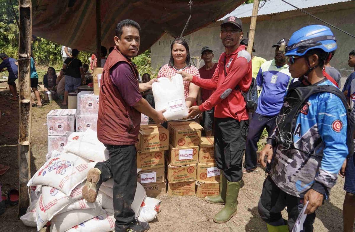 Pemberian bantuan logistik ke wilayah terdampak banjir Sumatra (dok. Kemensos)