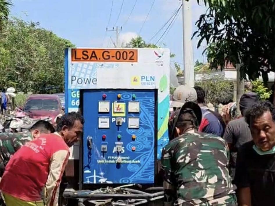 Warga membantu pengangkutan genset 66 ribu watt untuk RSUD Muda Sedia, Aceh Tamiang. (dok. PLN)