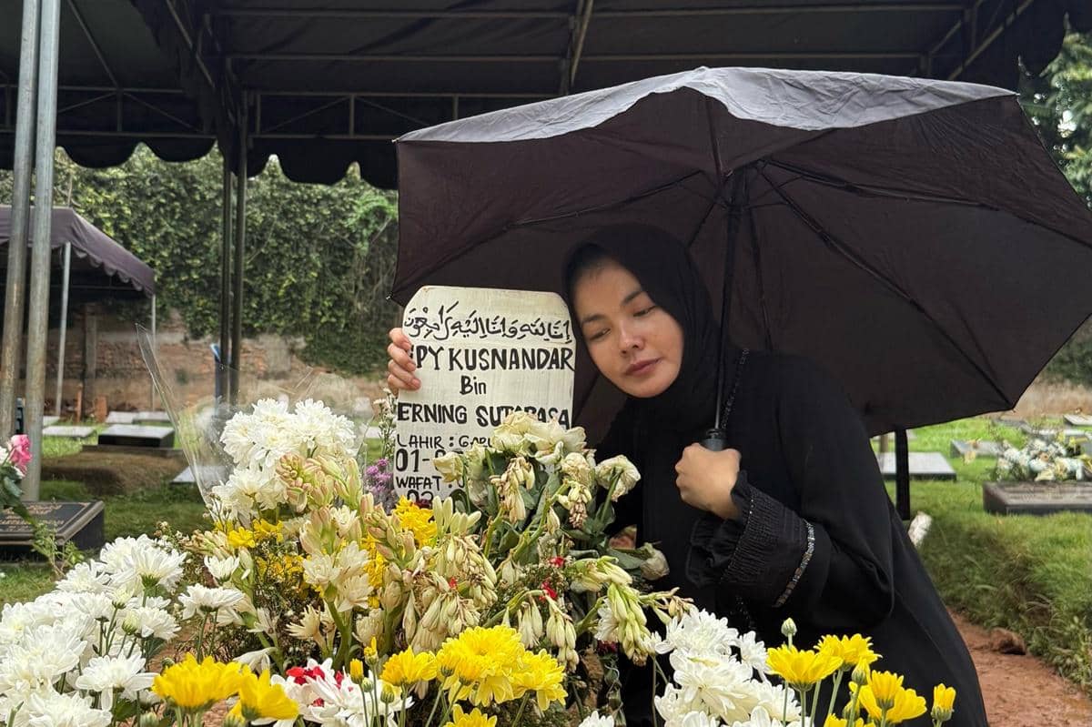 Karina Ranau ziarah ke makam Epy Kusnandar