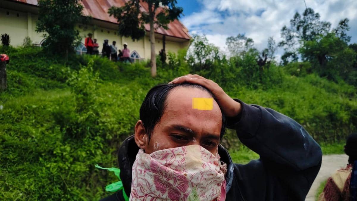 Seorang warga terluka saat berusaha mempertahankan rumah adat tongkonan agar tidak dieksekusi di Kelurahan Rante Kurra, Kecamatan Kurra, Kabupaten Tana Toraja, Sulawesi Selatan, pada Jumat (5/12/2025) (Dok. IDN Times)