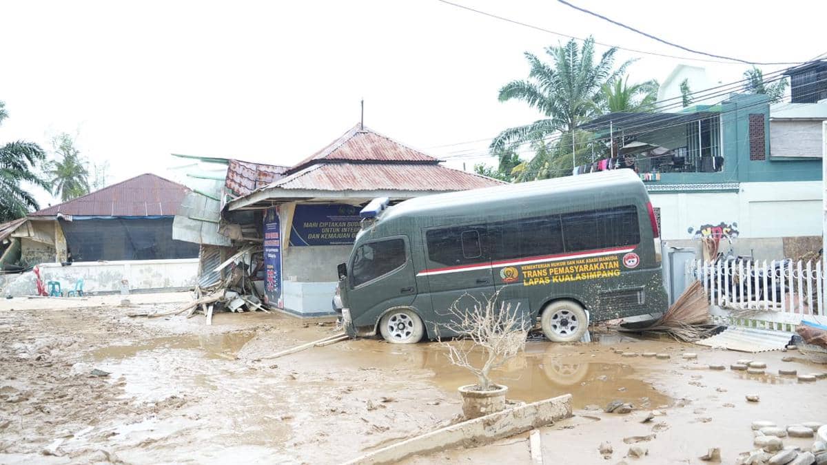 Lapas Kuala Simpang di Aceh Tamiang menjadi salah satu fasilitas umum yang terdampak banjir bandang. (dok. Kementerian Imipas)