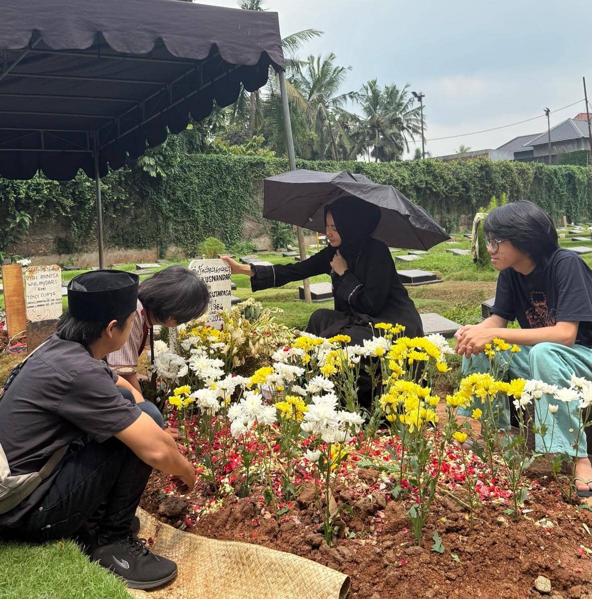 Karina Ranau ziarah ke makam Epy Kusnandar