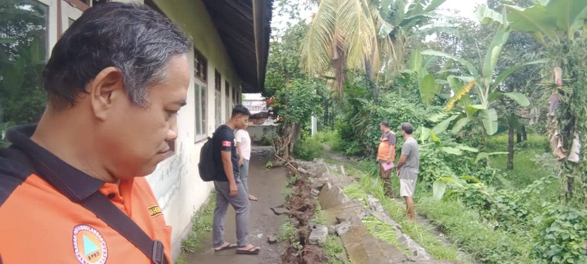 tembok penyengker sdn 6 sangsit jebol.jpg