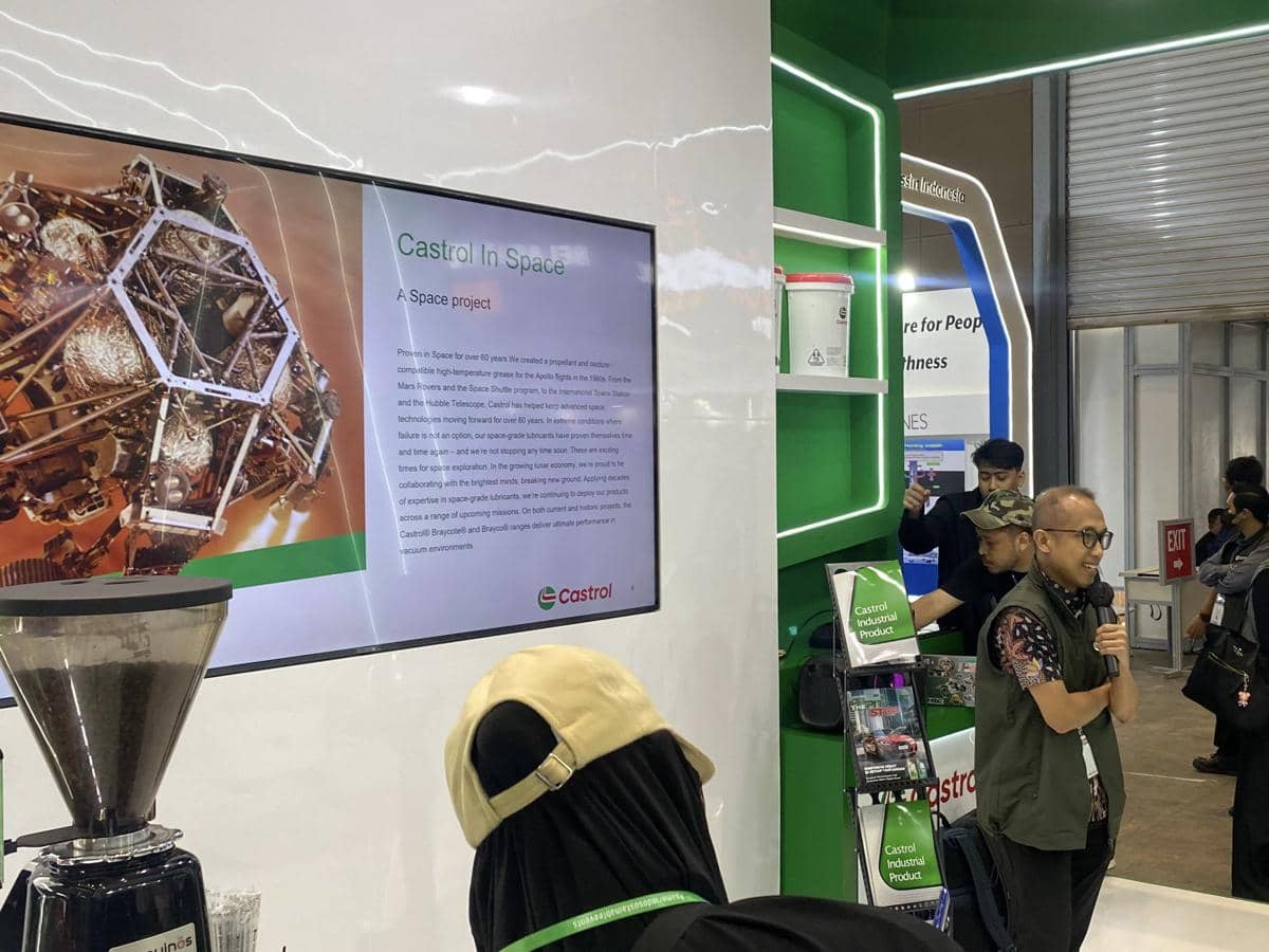 Foto 3 - Abdul Hamid, Technical Manager Castrol Indonesia, memberikan penjelasan kepada pengunjung di booth Castrol pada ajang Manufacturing Indonesia 2025.jpg