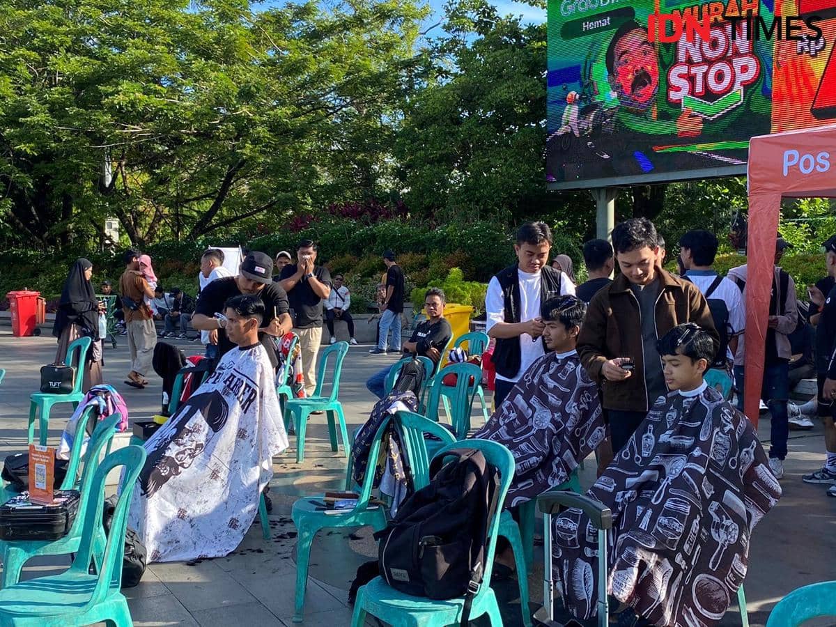 Aksi pangkas rambut bayar seikhlasnya.