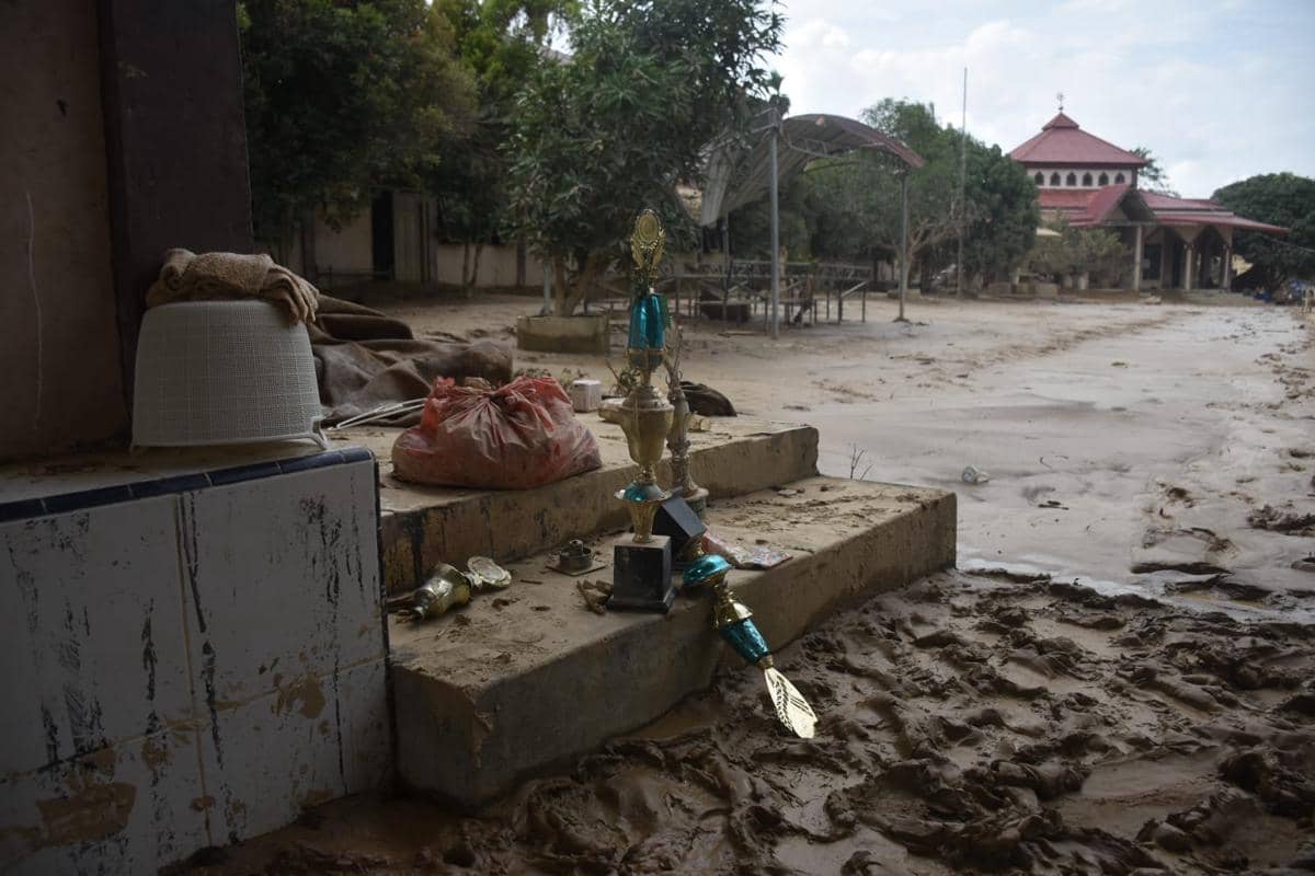Barang-barang milik santri Pesantren Darul Mukhlisin, Desa Tanjung Karang, Kecamatan Karang Baru, Aceh Tamiang, Sabtu (6/12/2025) (IDN Times/Prayugo Utomo)
