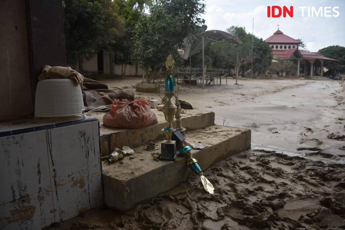 Barang-barang milik santri Pesantren Darul Mukhlisin, Desa Tanjung Karang, Kecamatan Karang Baru, Aceh Tamiang, Sabtu (6/12/2025) (IDN Times/Prayugo Utomo)