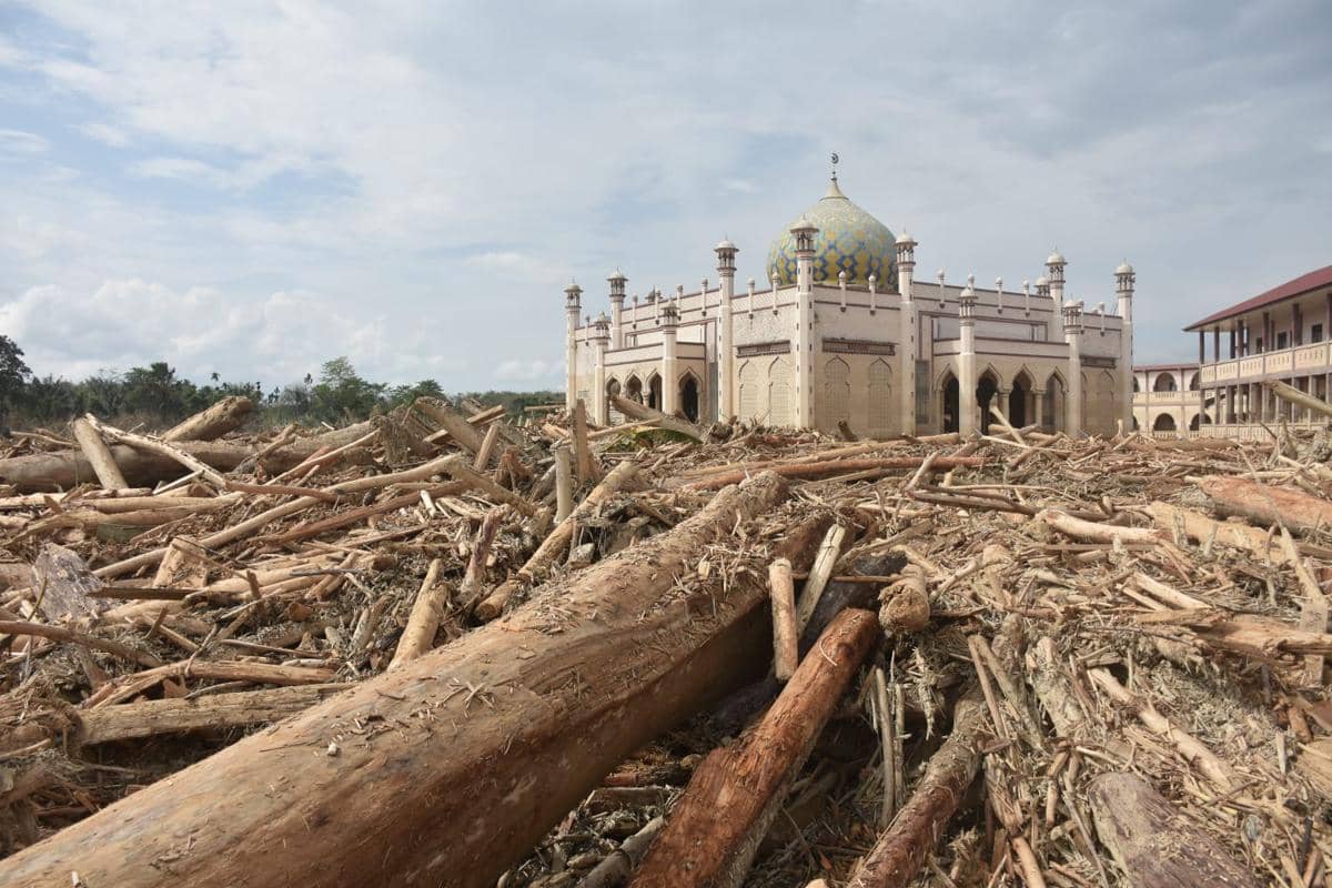 Tumpukan kayu yang berserak di Pesantren Darul Mukhlisin di Aceh Tamiang, Sabtu (6/12/2025) (IDN Times/Prayugo Utomo)