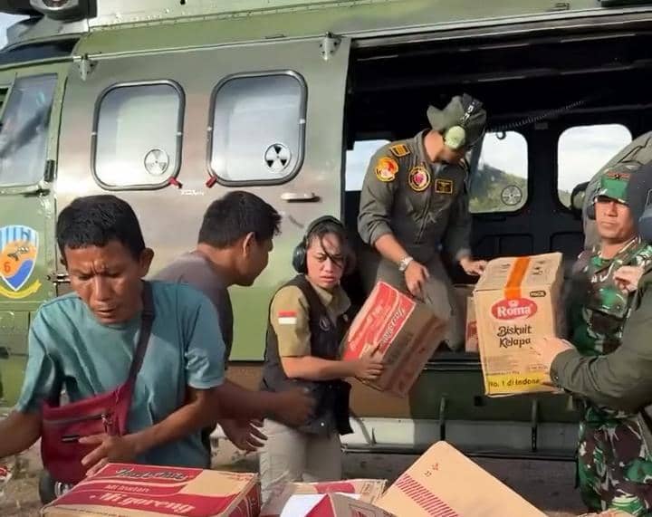 Marlina Wiguna Lumban Tobing menuntun helikopter bantuan di Tapanuli Tengah (Dok. Humas Polri)