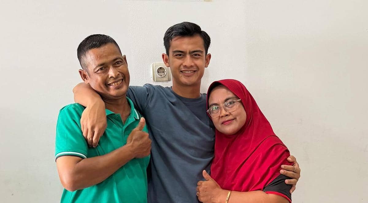 Sutrisno (kiri) bersama Pratama Arhan (tengah) dan Surati, sang ibunda (kanan). (Instagram.com/pratamaarhan8)