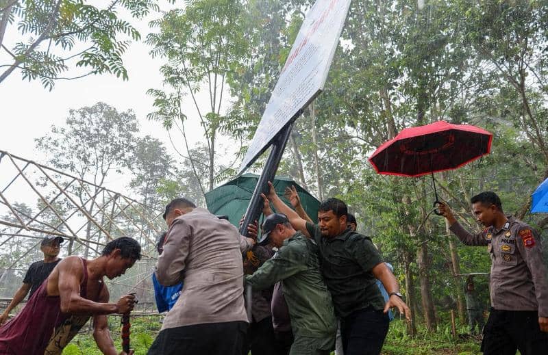 Satgas Penanggulangan Aktivitas Ilegal Otorita IKN pasang plang larangan