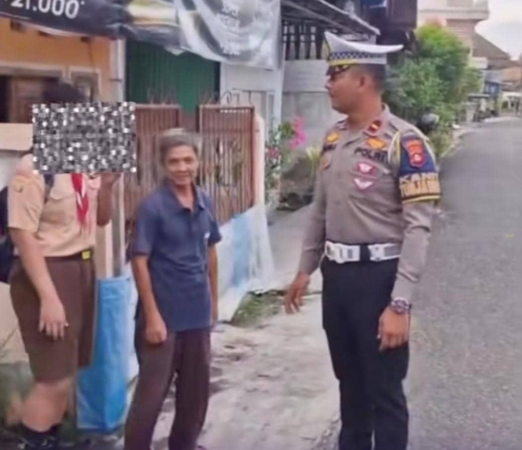 Kanit Turjawali Sat Samapta Polres OKU, Ipda Salman bersama personelnya juga menjemput RW dan mengantarkan ke sekolah pada Sabtu (6/12/2025). (Dok. Polres OKU)