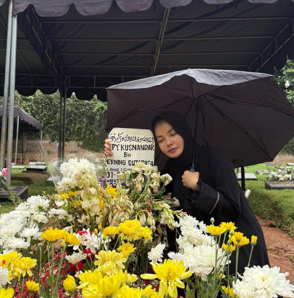 Karina Ranau ziarah ke makam Epy Kusnandar