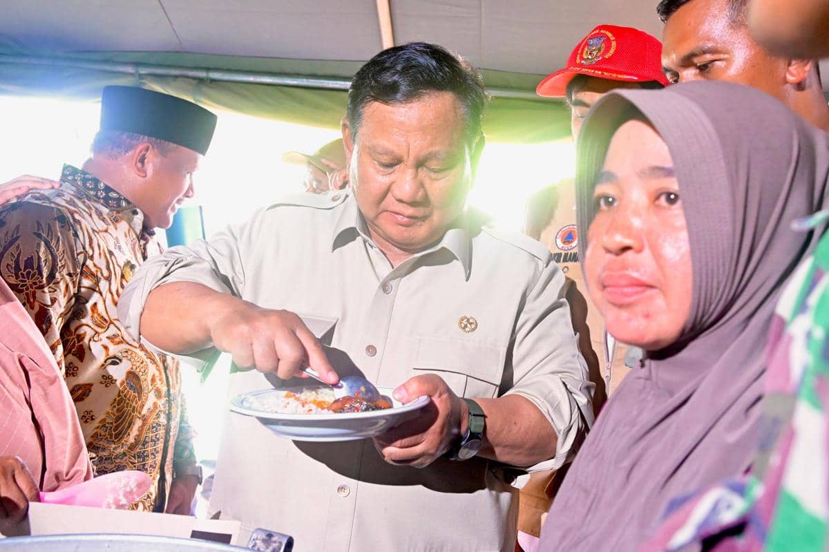Presiden Prabowo ikut makan ikan tongkol saat meninjau lokasi pengungsian di Kabupaten Bireuen, Provinsi Aceh, Minggu (7/12/2025)