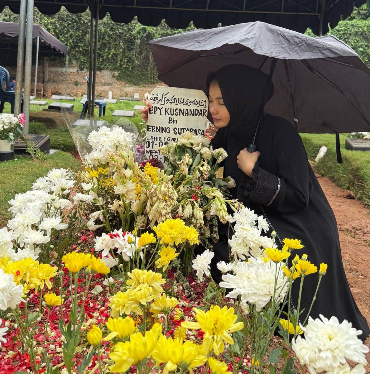 Karina Ranau ziarah ke makam Epy Kusnandar