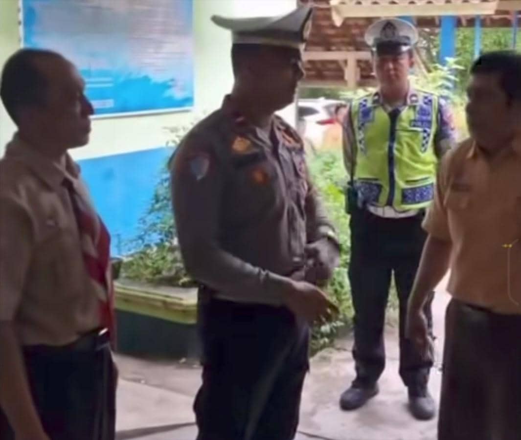 Kanit Turjawali Sat Samapta Polres OKU, Ipda Salman bersama personelnya saat berkomunikasi dengan pihak sekolah pada Sabtu (6/12/2025).