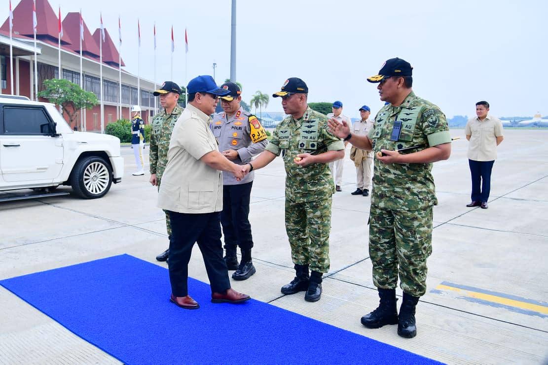 Presiden Prabowo bertolak menuju Aceh dari Pangkalan Udara Halim Perdanakusuma, Jakarta, Minggu (7/12/2025) (dok. Sekretariat Presiden)