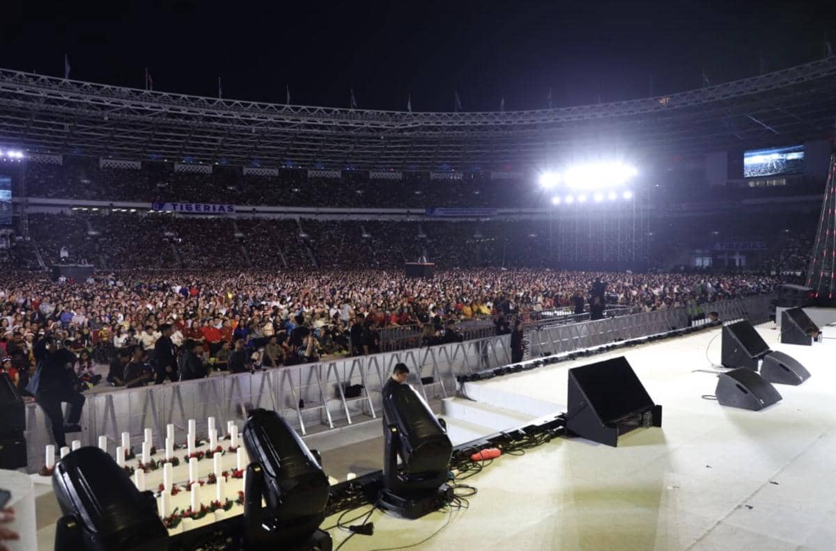 Puluhan ribu jemaat Kristiani memenuhi Stadion Gelora Bung Karno (GBK) - (dok. Kemenag)