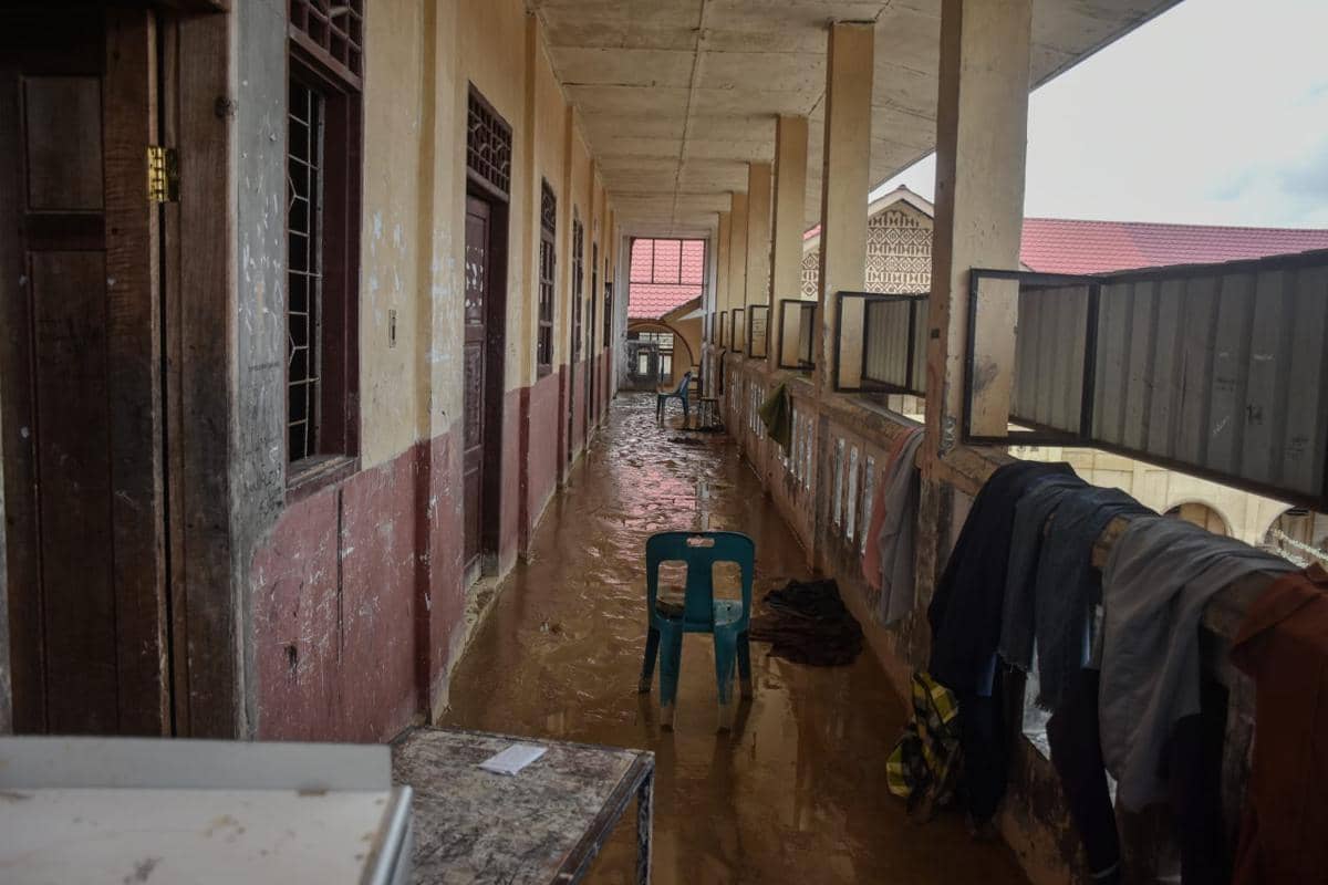 Pemandangan lantai 2 Pesantren Darul Mukhlisin, Desa Tanjung Karang, Kecamatan Karang Baru, Aceh Tamiang, Sabtu (6/12/2025) (IDN Times/Prayugo Utomo)