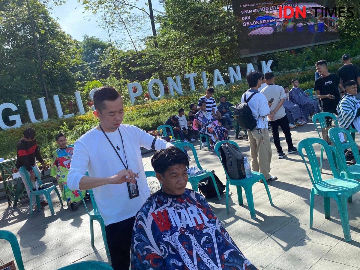 Aksi pangkas rambut bayar seikhlasnya.