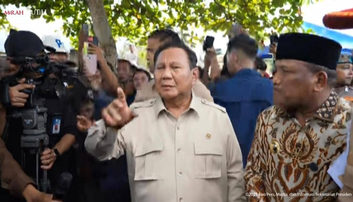 Presiden Prabowo Subianto meninjau pembangunan jembatan bailey yang ada di Desa Teupin Manee, Kabupaten Bireuen, Aceh, Minggu (7/12/2025) (Youtube.com/Sekretariat Presiden)