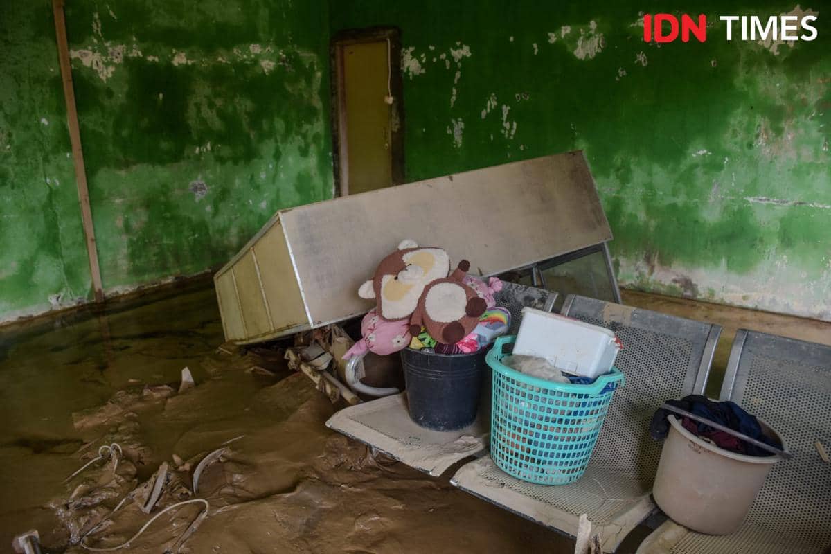 Barang-barang milik santri Pesantren Darul Mukhlisin, Desa Tanjung Karang, Kecamatan Karang Baru, Aceh Tamiang, Sabtu (6/12/2025) (IDN Times/Prayugo Utomo)