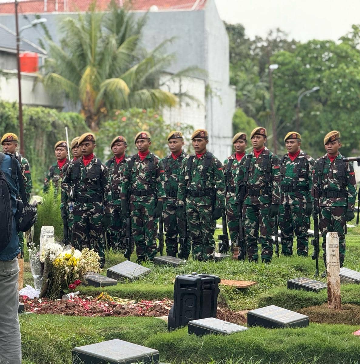 Karina Ranau ziarah ke makam Epy Kusnandar